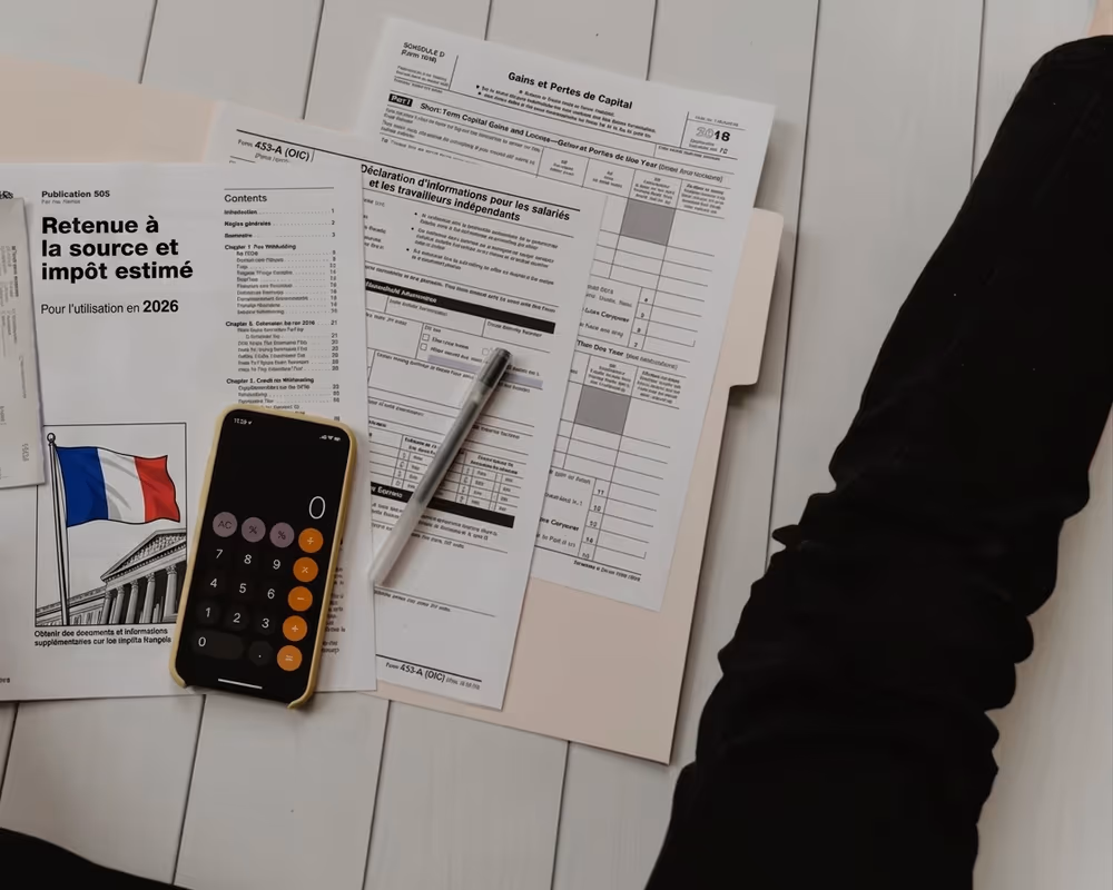 Dossier de documents financiers examiné dans le cadre d'une fraude à l'investissement en ligne